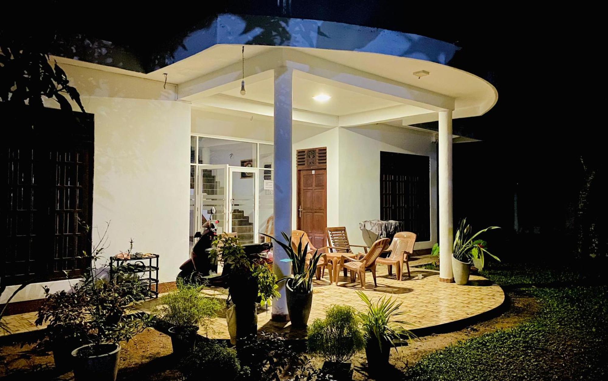 Sasmika Villa Surf And Yoga Hostel Weligama Bagian luar foto