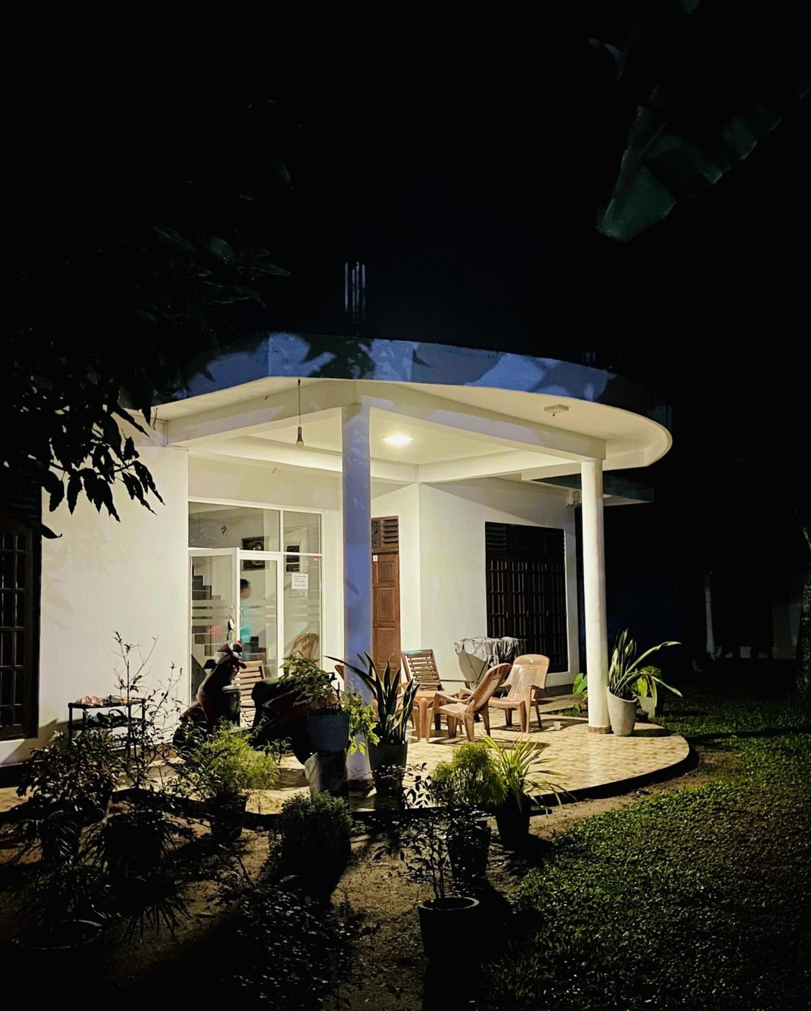 Sasmika Villa Surf And Yoga Hostel Weligama Bagian luar foto