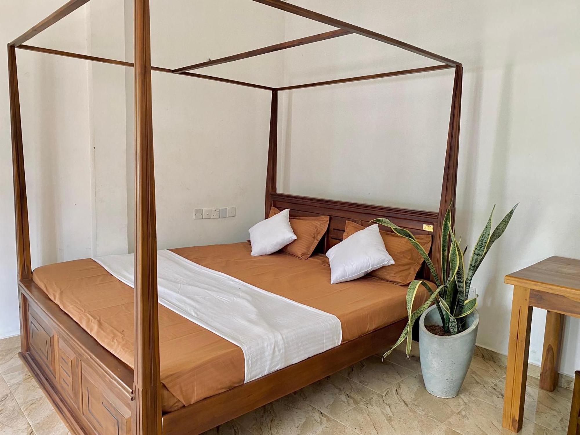 Sasmika Villa Surf And Yoga Hostel Weligama Bagian luar foto