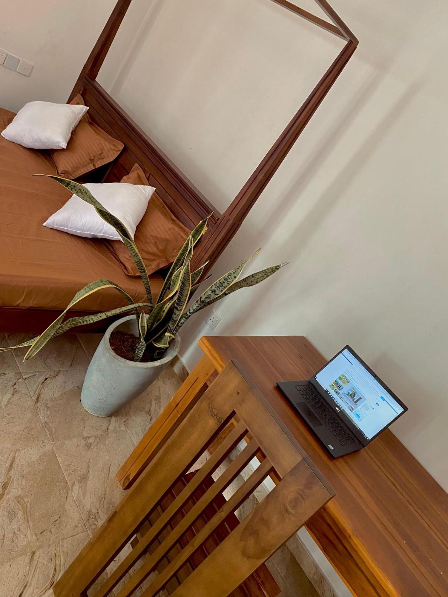 Sasmika Villa Surf And Yoga Hostel Weligama Bagian luar foto