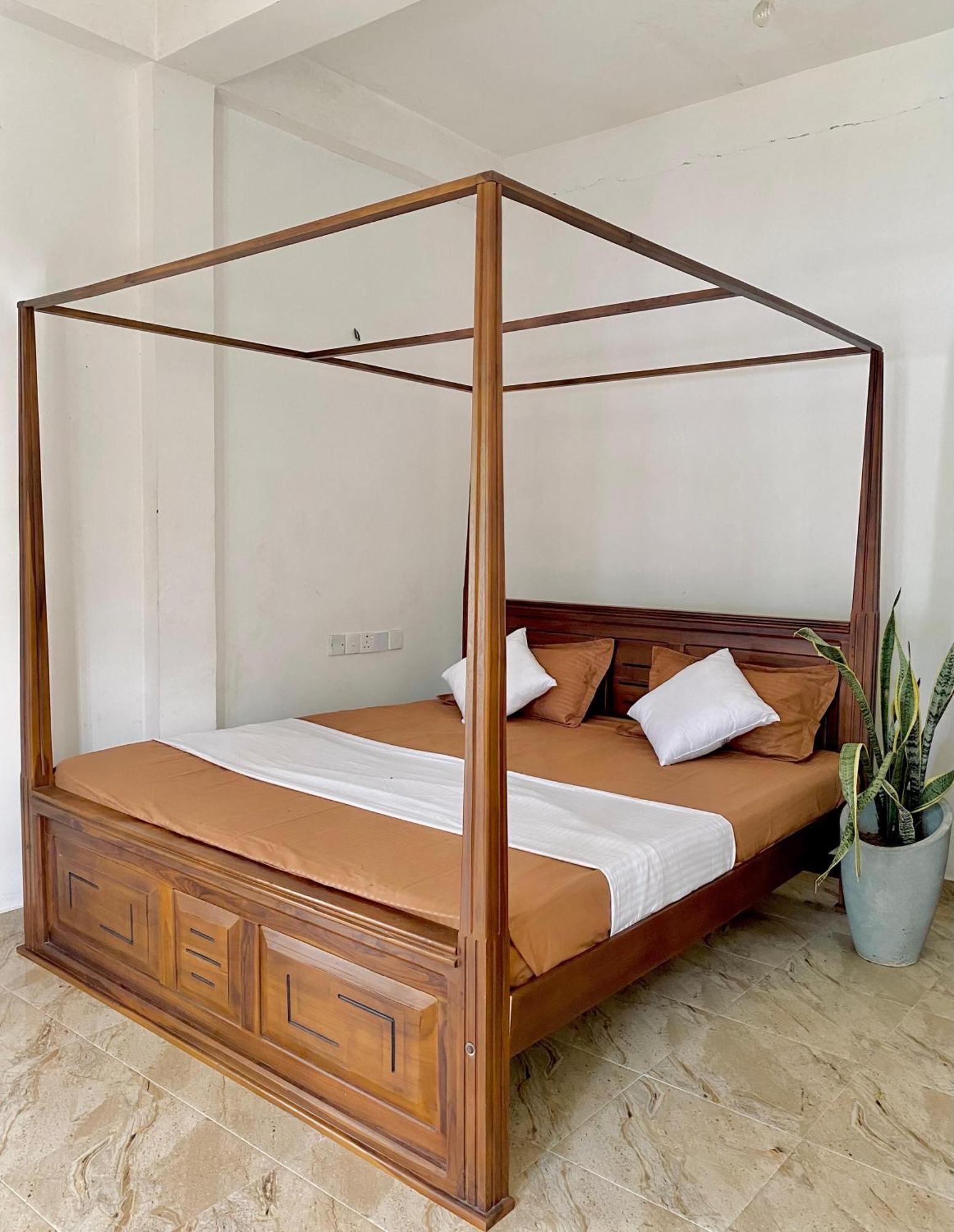 Sasmika Villa Surf And Yoga Hostel Weligama Bagian luar foto