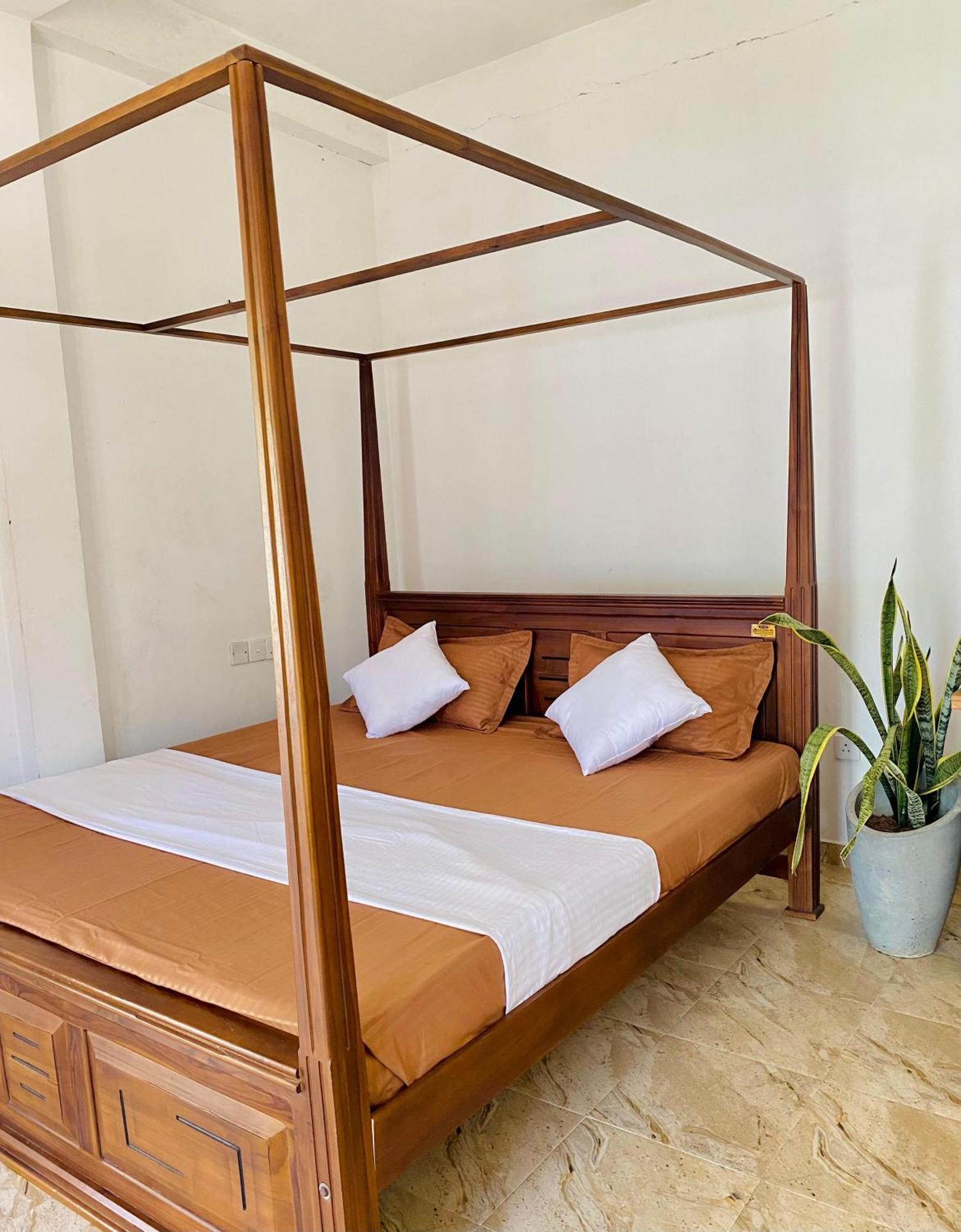 Sasmika Villa Surf And Yoga Hostel Weligama Bagian luar foto