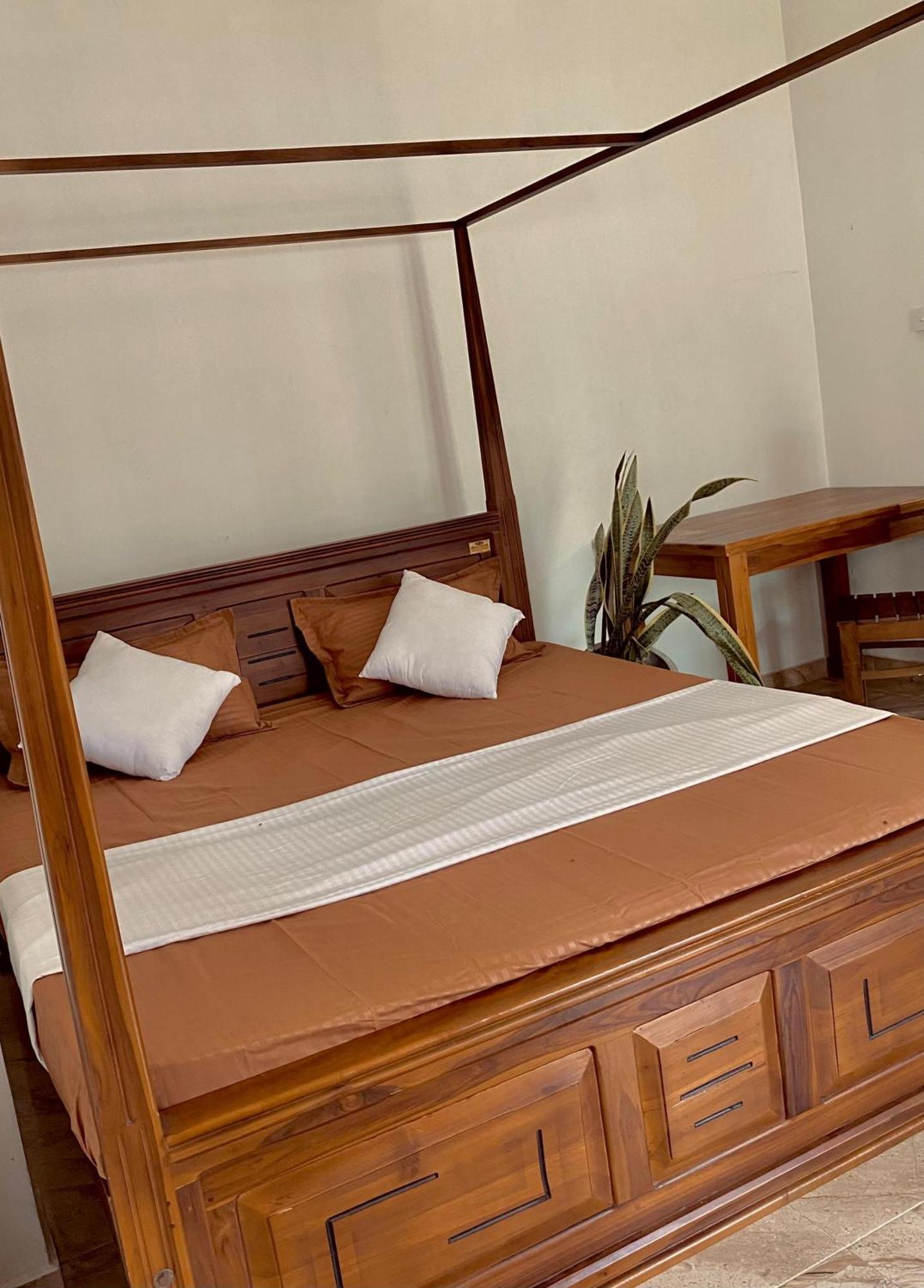 Sasmika Villa Surf And Yoga Hostel Weligama Bagian luar foto