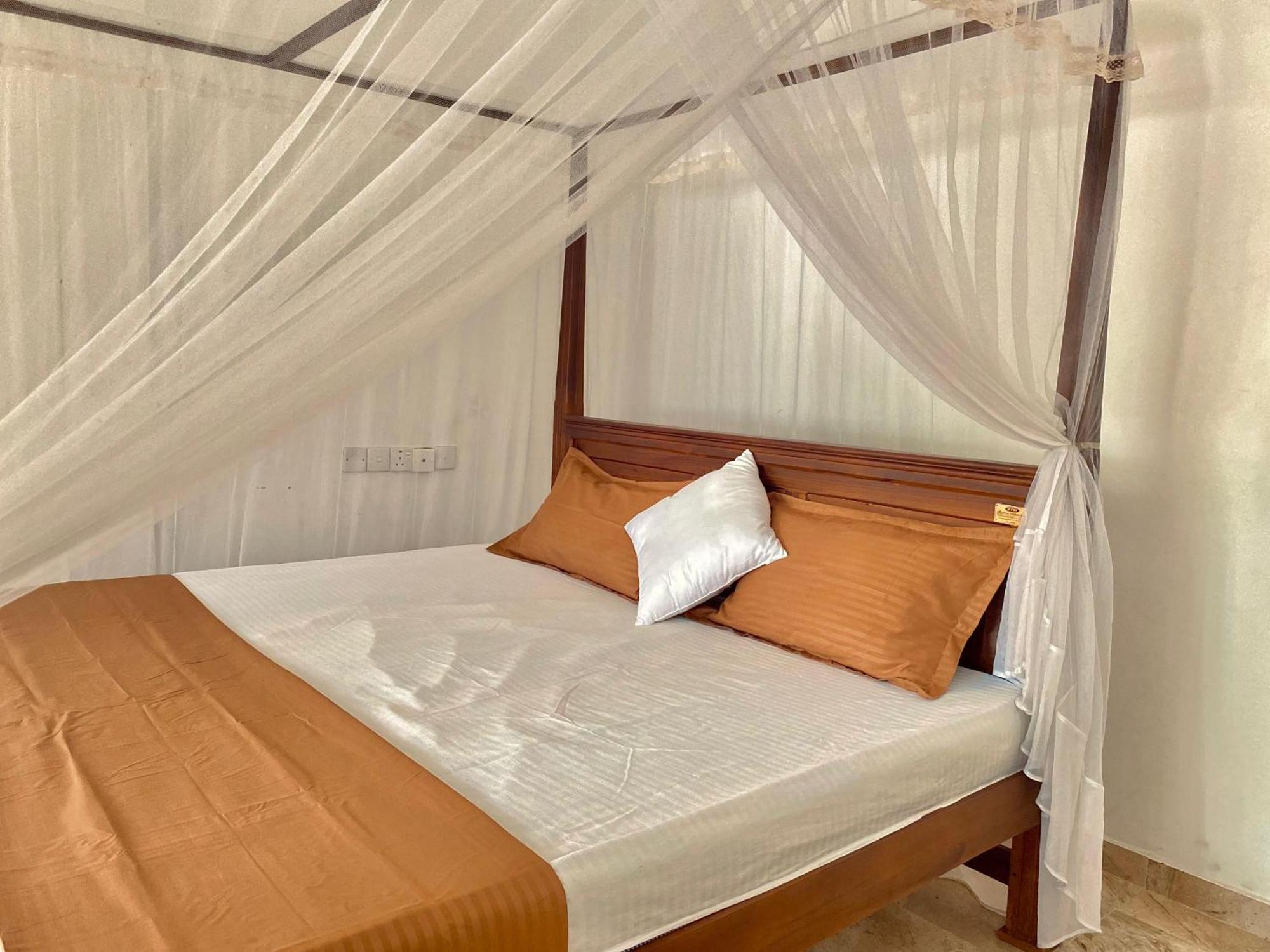 Sasmika Villa Surf And Yoga Hostel Weligama Bagian luar foto