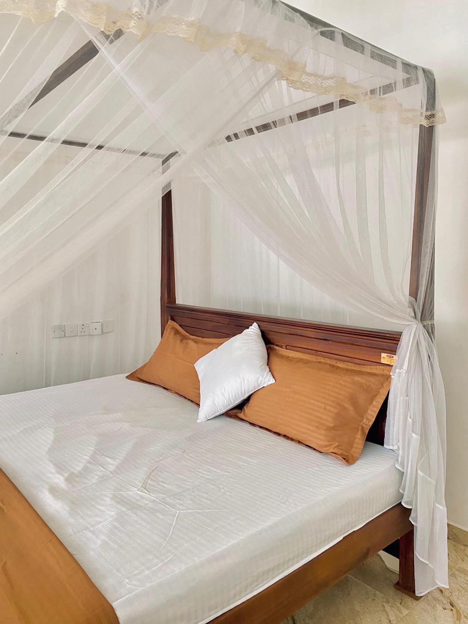 Sasmika Villa Surf And Yoga Hostel Weligama Bagian luar foto