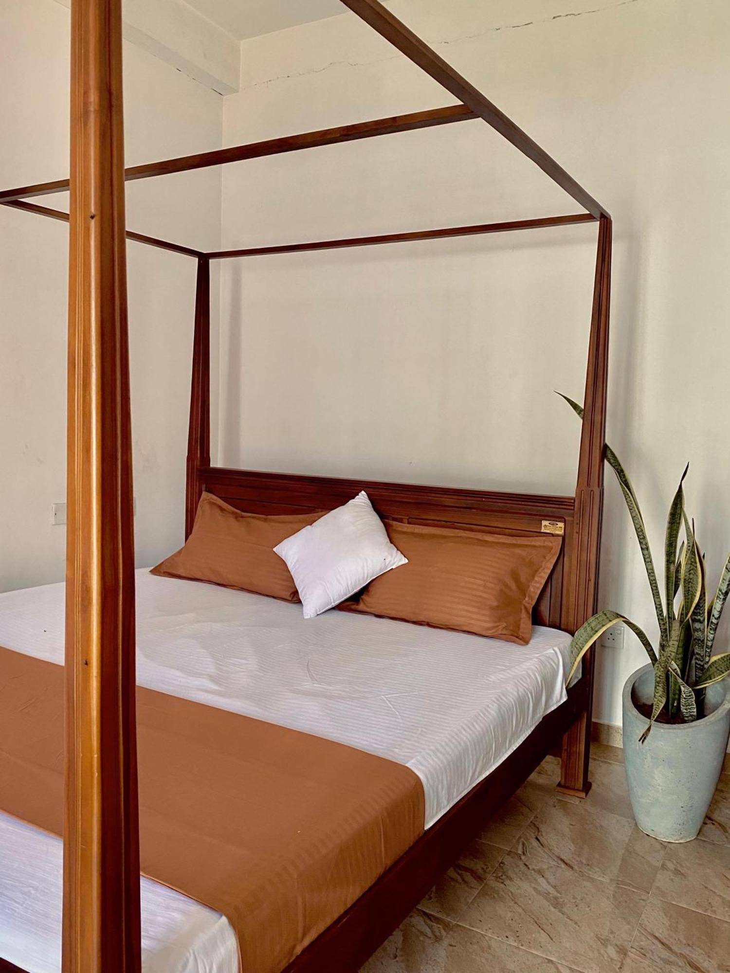 Sasmika Villa Surf And Yoga Hostel Weligama Bagian luar foto