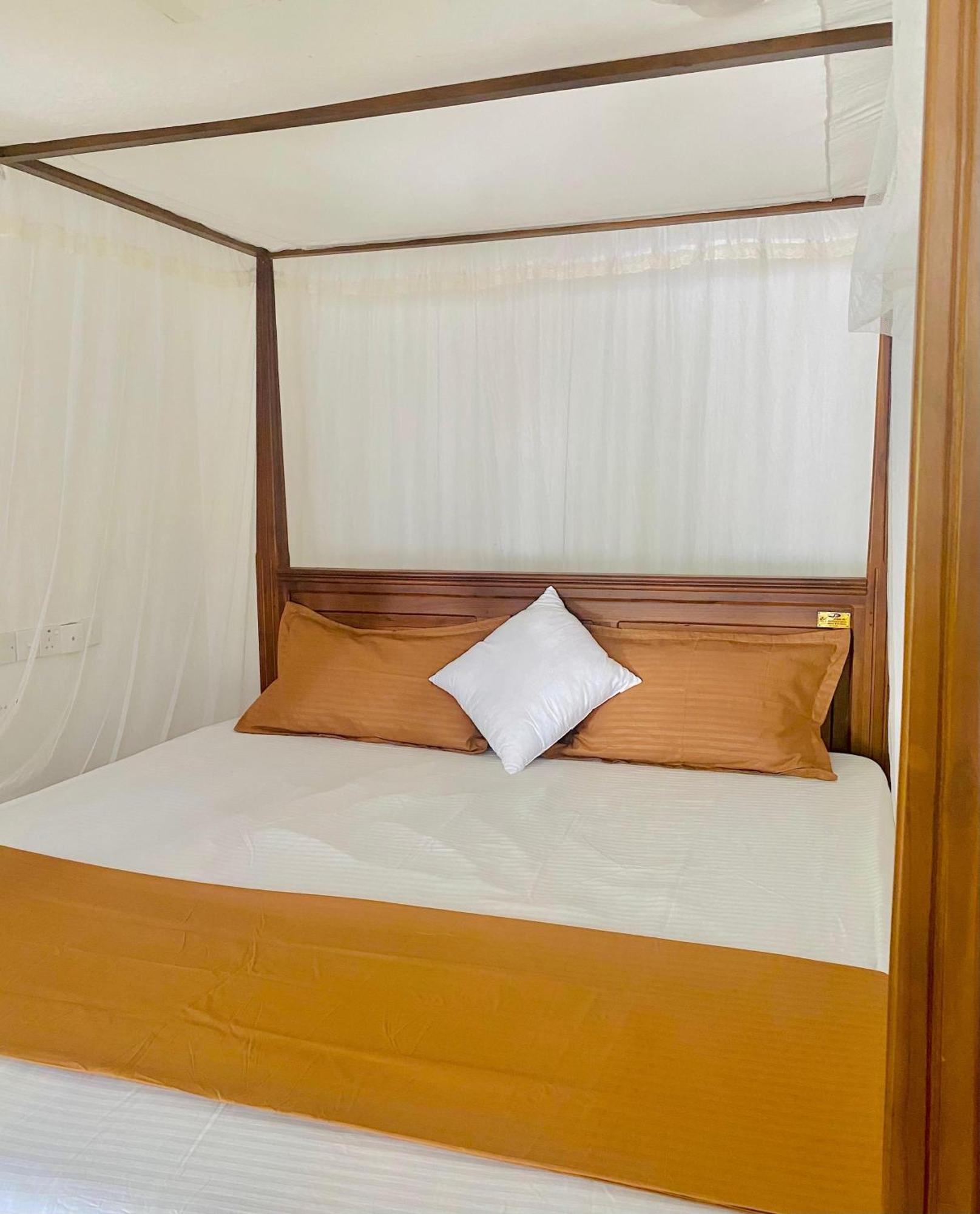 Sasmika Villa Surf And Yoga Hostel Weligama Bagian luar foto