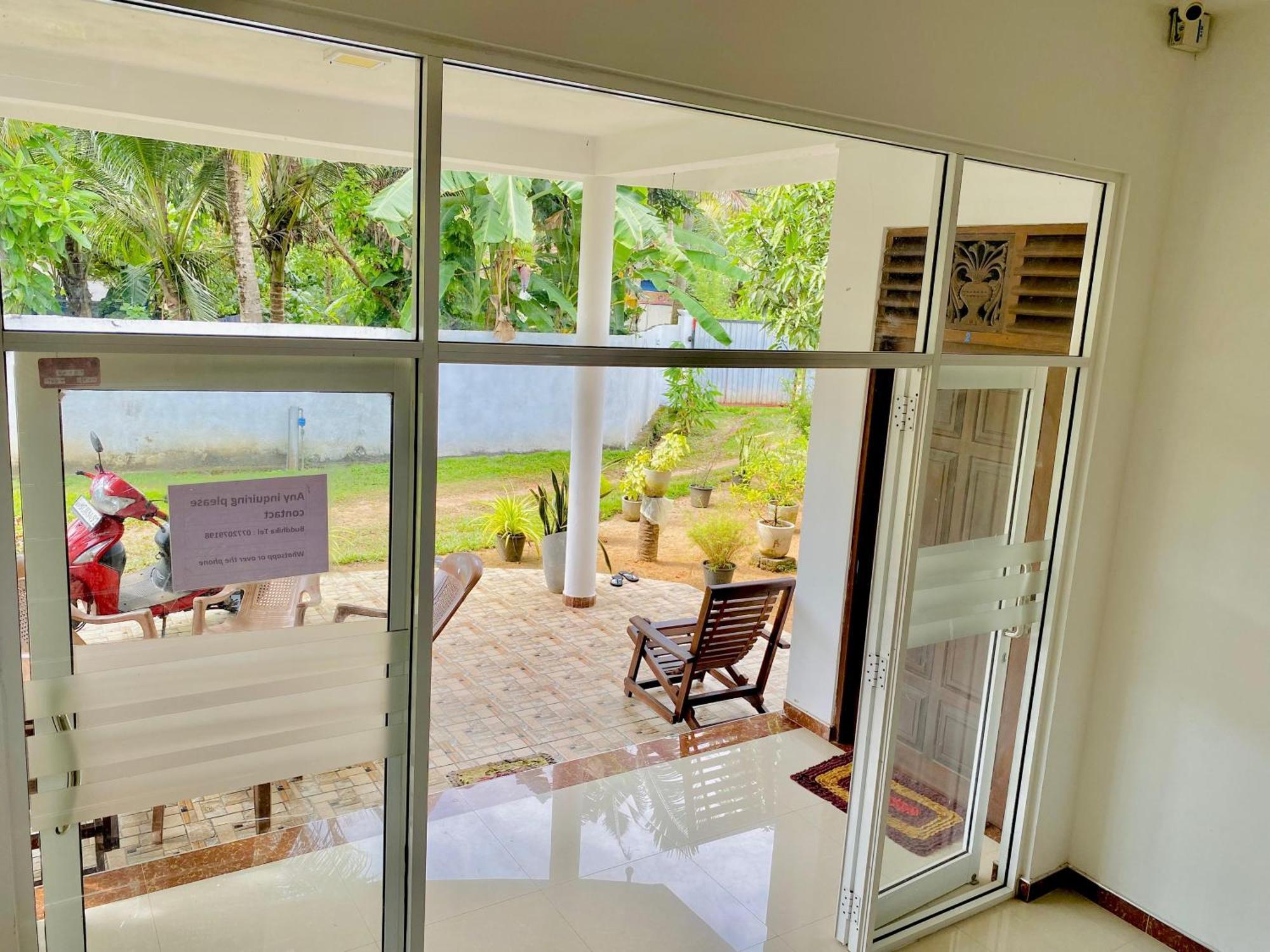 Sasmika Villa Surf And Yoga Hostel Weligama Bagian luar foto